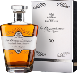 Elegante Cognac-Flasche mit bernsteinfarbener Flüssigkeit im Vordergrund, verziert mit klassischen Mustern und klaren Linien. Daneben eine passende, stilvolle weiße Verpackung mit schwarzen Verzierungen.