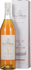 Eine elegante Flasche Cognac mit bernsteinfarbener Flüssigkeit, verziert mit einem cremefarbenen Etikett und Korkverschluss. Die Verpackung zeigt ähnliche Gestaltungselemente, ergänzt durch goldene und rote Akzente.