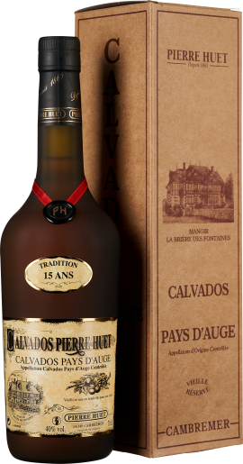 Dunkelbraune Calvados-Flasche mit schwarzen und goldenen Details, sowie leicht gealtertem Etikett. Die Flasche wird von einer beigefarbenen, hochformatigen Verpackung mit schwarzem Aufdruck begleitet.