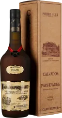 Dunkelbraune Calvados-Flasche mit schwarzen und goldenen Details, sowie leicht gealtertem Etikett. Die Flasche wird von einer beigefarbenen, hochformatigen Verpackung mit schwarzem Aufdruck begleitet.