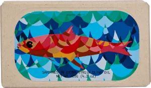 Eine dekorative Sardinendose mit buntem, abstraktem Fischdesign in leuchtenden Rot-, Blau- und Gelbtönen auf blauem Hintergrund mit geometrischen Mustern.