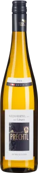Klare Weißweinflasche mit einem hellen, goldenen Wein. Das Etikett ist elegant gestaltet mit goldenen Akzenten und weinroten Elementen. Der Verschluss ist schwarz mit einem dezenten Logo.