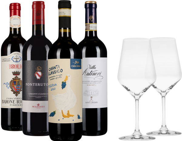 Vier Chianti-Weinflaschen und zwei elegante Weingläser vor schwarzem Hintergrund.