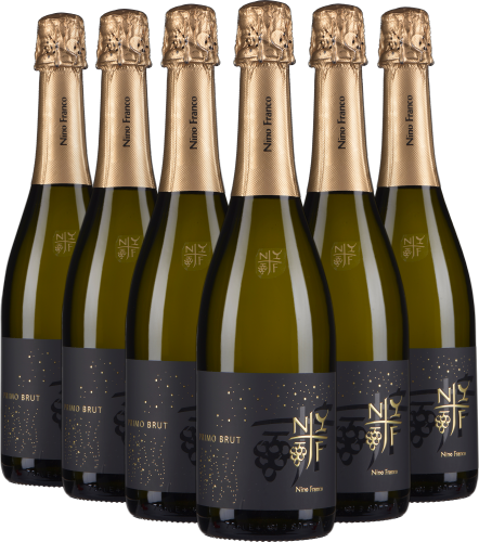 Sechs Flaschen Sekt mit glänzender goldschwarzer Etikettierung und hellem Korkverschluss.