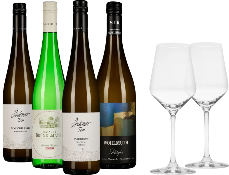 Fünf Weinflaschen mit unterschiedlichen Etiketten und zwei leere Weingläser. Die Flaschen variieren in Form und Farbe, darunter grüne und braune Töne. Die Gläser stehen rechts im Bild, klar und elegant geformt.