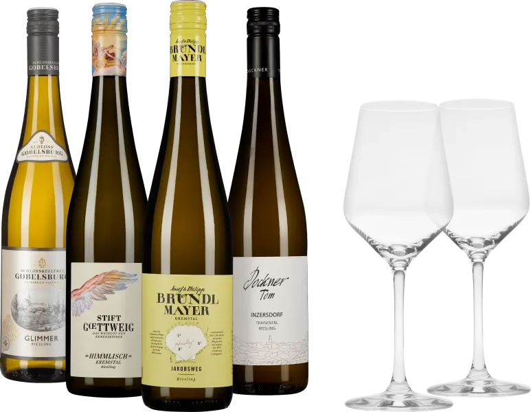 Fünf Weinflaschen mit unterschiedlich gestalteten Etiketten, darunter farbige Illustrationen und Schriftzüge, begleitet von zwei eleganten, klaren Weingläsern.

