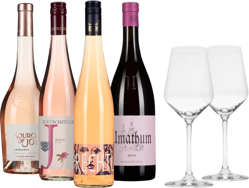 Das Bild zeigt ein Set aus vier Rosé-Weinflaschen und zwei eleganten Weingläsern. Die Flaschen haben stilvolle Etiketten in verschiedenen Weiß- und Rosatönen, die Gläser stehen rechts und haben eine klare, moderne Form.