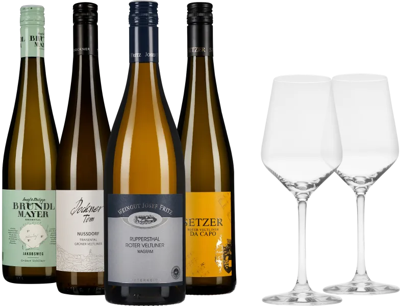 Ein Set aus vier verschiedenen Weinflaschen mit unterschiedlich gestalteten Etiketten und zwei stilvollen Weingläsern im Vordergrund.