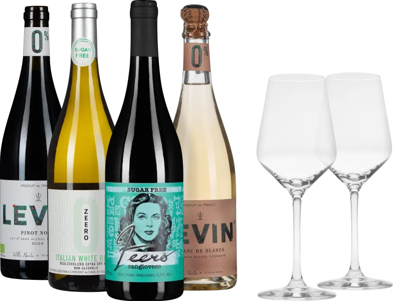 Vier Flaschen mit unterschiedlich gestalteten Etiketten in einer Reihe, die erste mit dunklem Rotwein, die zweite mit hellem Weißwein, die dritte mit lebendigem Grafiketikett, die vierte mit schäumendem Rosé. Rechts daneben stehen zwei leere Weingläser.