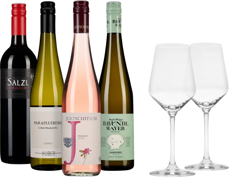 Das Bild zeigt ein Weinset mit vier Flaschen unterschiedlicher Farben: Rotwein mit rotem Etikett, Gelber Muskateller mit weißem Etikett, Roséwein mit hellrosa Etikett und Grüner Veltliner mit grünem Etikett. Daneben stehen zwei elegante, leere Weingläser.