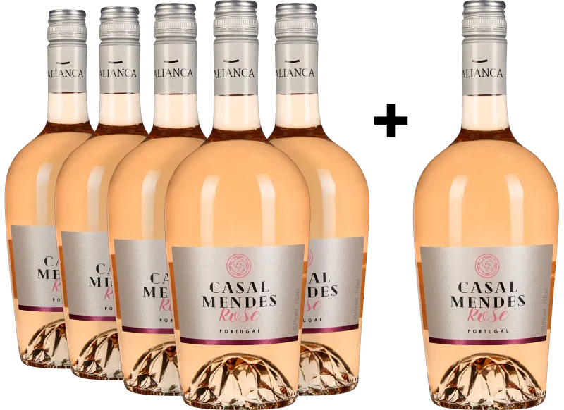 Sechser-Set der Casal Mendes Roséwein-Flaschen mit elegantem, hellem roséfarbenen Inhalt und silbernem Etikett, auf dem zentral ein kreisförmiges Logo abgebildet ist. Die Flaschen sind leicht gewölbt und haben silberne Schraubverschlüsse.