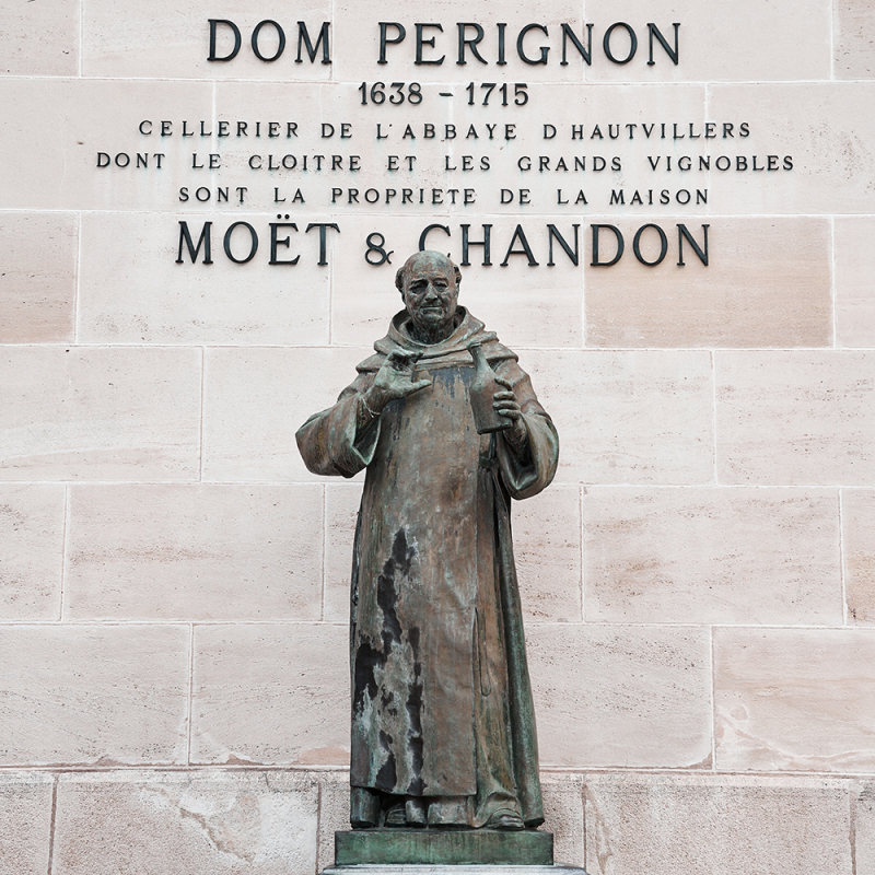 Moet 2022 Statue