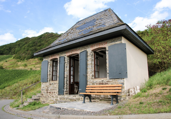Wegeler Doctor Huette Terrasse mit Bank