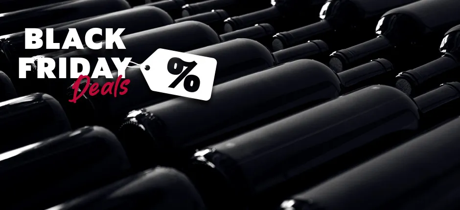 Reihe dunkler Flaschen mit Preisschild in stilvollem Schwarzweiß-Design.